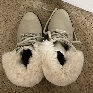 Suede boots with fur